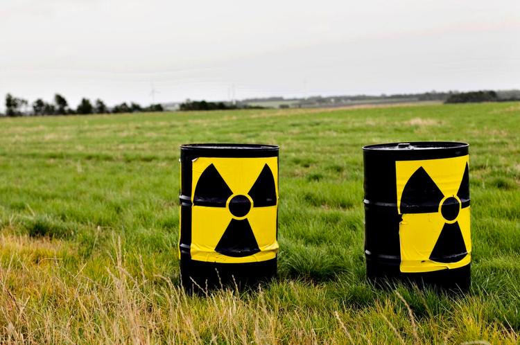 Danmark har lidt rigeligt atomaffald liggende rundt omkring, og et eller andet sted skal man jo placere den slags. Syv områder er blevet udpeget som særlig egnede, heraf to på halvøen Salling i Limfjorden. Det nystartede konsulentbureau Bagsiden Local vil kæmpe for, at Jeppe Aakjærs hjemegn ikke bliver atomaffaldsplads. Foto: Gregers Tycho, strategic visualization by Philip Ytournel 