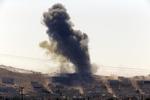 kamp. Røgen stiger til vejrs over Kobani i Syrien. Billedet er fra i går. Islamisk Stat har indtaget tre distrikter i den afgørende grænseby til Tyrkiet. 