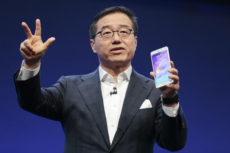 hype. Samsungs vicepræsident, DJ Lee, fotograferet ved en elektronikmesse i Berlin i sidste måned, hvor han forsøger at hype Samsungs Galaxy Note 4. 