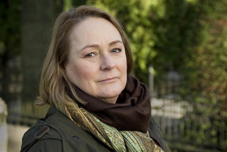 læge. Man mærker, at Karin Wahlberg selv er læge i de detaljer om polio og salmonellaforgiftninger og andet, som er tidens store plage. 