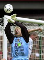 slagsmål. Peter Schmeichel (tv) og Roy Keane i duel om bolden efter danskerens skifte til Aston Villa. 