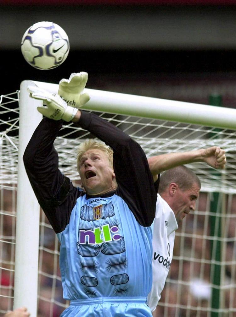 slagsmål. Peter Schmeichel (tv) og Roy Keane i duel om bolden efter danskerens skifte til Aston Villa. 