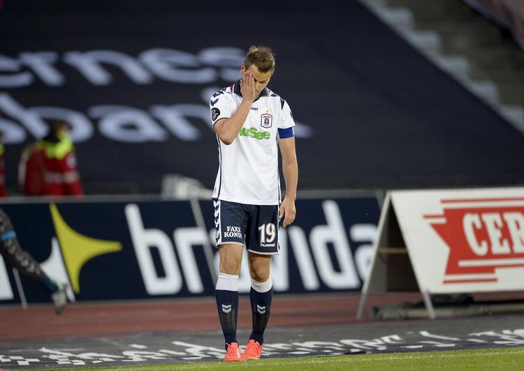 traume. AGF's Kim Aabech ærgerer sig på stadion i Aarhus over en brændt chance. Til næste kamp mod angriberens gamle klub, Lyngby, bliver der støtte til AGF fra udebanepublikum. 