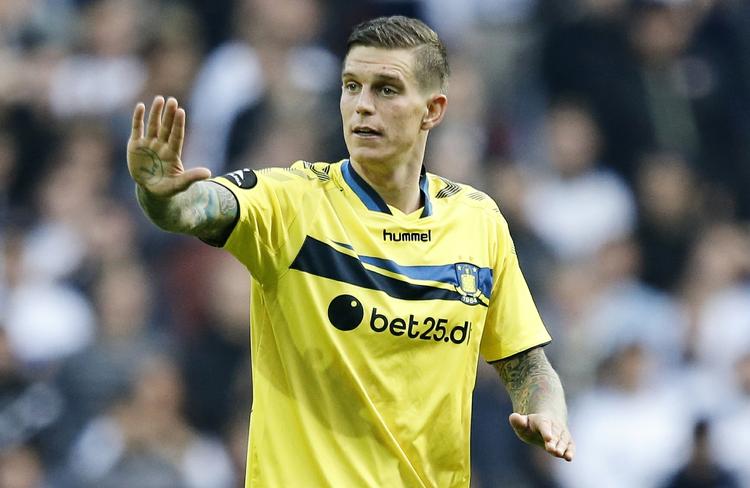 tackling. Daniel Agger har endnu ikke vænnet sig til, at der ikke er samme pres på spillerne på og uden for banen i Danmark i forhold til England. 