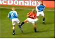 vold. Roy Keane (midt) stempler Alf-Inge Haaland på knæet i kampen mellem Manchester United og Manchester City i 2001. Nordmanden kom ikke til at spille en hel fodboldkamp igen. 