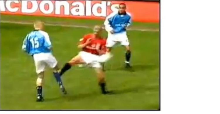 vold. Roy Keane (midt) stempler Alf-Inge Haaland på knæet i kampen mellem Manchester United og Manchester City i 2001. Nordmanden kom ikke til at spille en hel fodboldkamp igen. 
