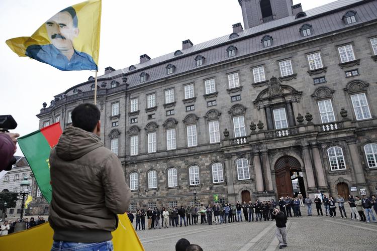 Christiansborg Slotsplads. Kurdere demonstrerer i forbindelse med åbningen af Folketinget. 