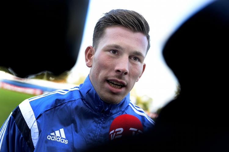 Ombejlet. Højbjerg er de danske fodboldjournalisters yndlingsoffer i træningslejeren i Helsingør i disse dage. 