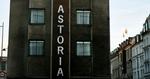 ikon. Astoria Hotel har en gang været et smukt pejlemærke i København, men fremstår i dag gråt og trist. Nu er det i gang med at blive renoveret og ført tilbage til sin gamle stil. 