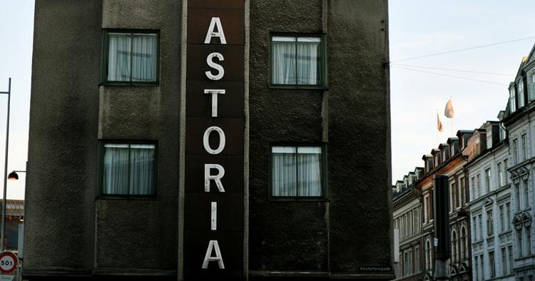 ikon. Astoria Hotel har en gang været et smukt pejlemærke i København, men fremstår i dag gråt og trist. Nu er det i gang med at blive renoveret og ført tilbage til sin gamle stil. 