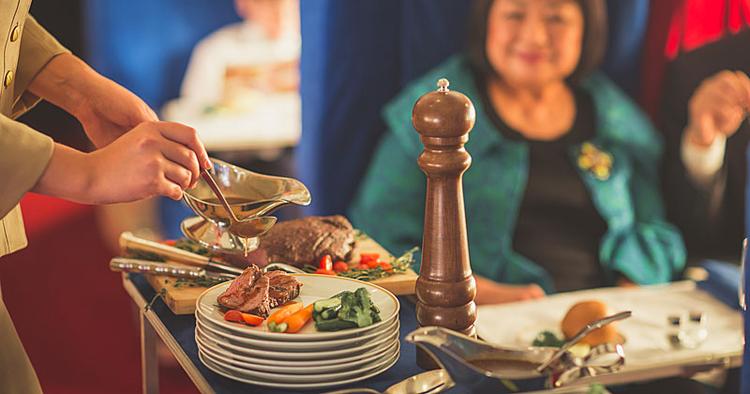 Luksus. Rigtig mad på rigtige tallerkner serveret af stewardesser i Pan Am-uniformer - det er oplevelsen med Air Hollywood. 