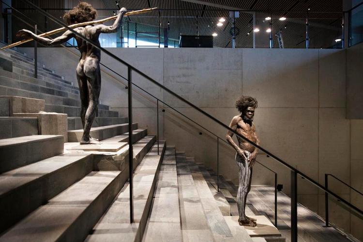 Evolution. Forfædrene tager imod på det nye Moesgaard Museum. Her Turkanadrengen på 1,5 milioner år og homo sapiens på 160.000 år. 