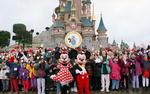 FEST. De glade dage er forbi for Mini og Mickey Mouse samt deres glade gæster på billedet fra 1993. Euro Disney må igen bede sin rige onkel i USA om at sende flere penge. 