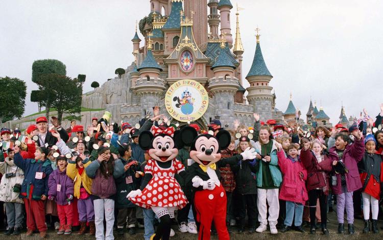FEST. De glade dage er forbi for Mini og Mickey Mouse samt deres glade gæster på billedet fra 1993. Euro Disney må igen bede sin rige onkel i USA om at sende flere penge. 