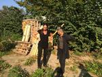Konsulent. Jeg fik mange fuldkommen indlysende gode råd, da landskabsarkitekt Jane Schul var på besøg. Her hvor byggematerialerne har ligget, skal der anlægges terrasse med genbrugsbelægning. Huset er mit 'lille hus på prærien', og i haven skal der foruden frugt og bær være 'præriebede' med græsser og blomster, der tåler tørke. 