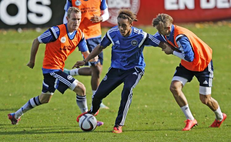 målscorer. Yussuf Poulsen (midt) under onsdagen træning i Helsingør forud for landskampen i Albanien lørdag. 