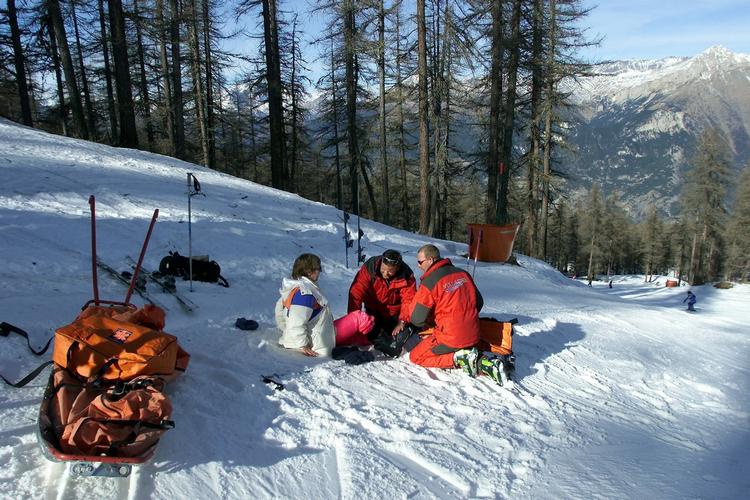 Uheld. Fra den 1. august skulle danskerne have det blå sundhedskort med på rejsen. Det har givet ændringer i skidækning på ferien hos nogle forsikringsselskaber. Tjek for ændringer, hvis du skal afsted. 