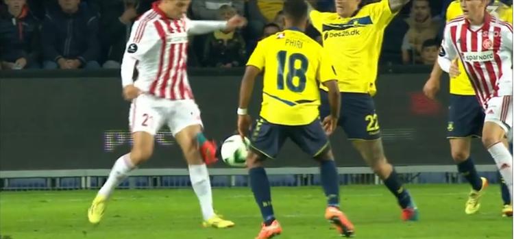 rødt. Brøndbys Daniel Agger (nummer 22) planter støvlen direkte på knæet af AaB's Kasper Risgård, men landsholdsanføreren slap for tiltale. 