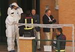 EBOLA. Den engelske avis The Guardian har besøgt den spanske by Alcorcón lidt uden for Madrid, hvor den ebola-ramte sygeplejerske er fra. Her ses sundhedsmyndigheder uden for kvindens lejlighedsopgang. 