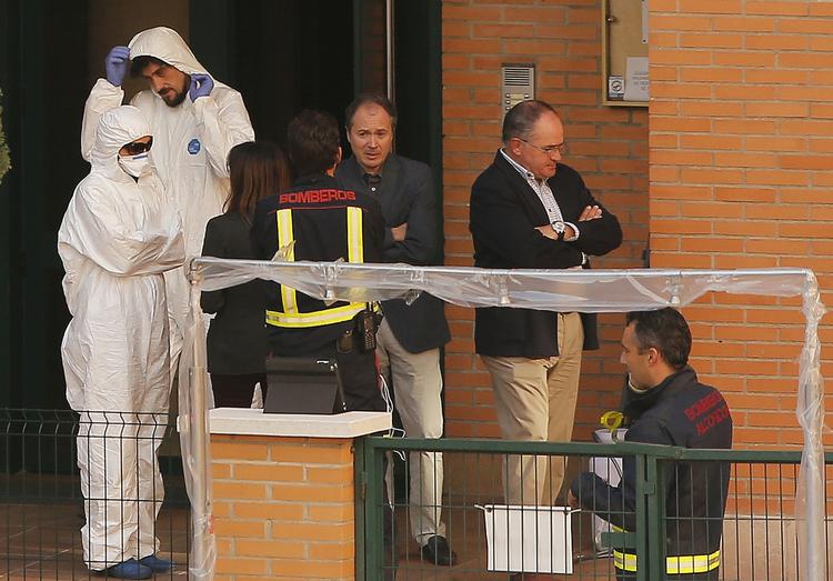 EBOLA. Den engelske avis The Guardian har besøgt den spanske by Alcorcón lidt uden for Madrid, hvor den ebola-ramte sygeplejerske er fra. Her ses sundhedsmyndigheder uden for kvindens lejlighedsopgang. 