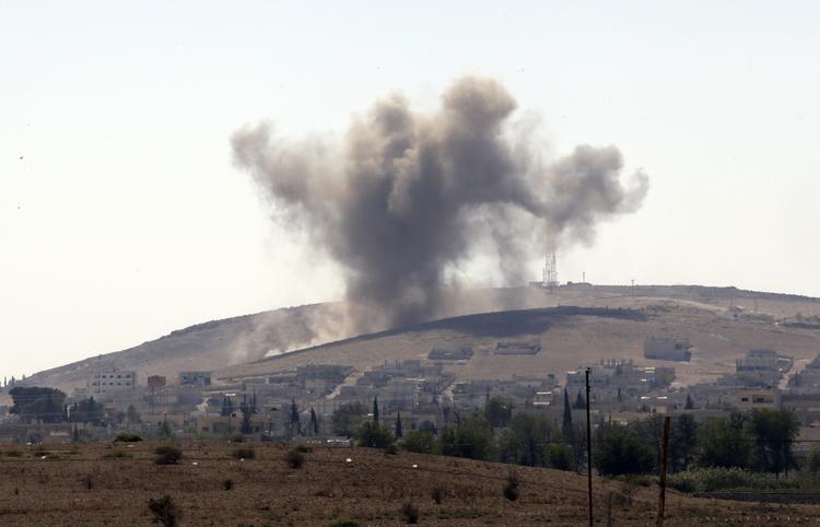 Offensiv. Røg stiger op fra Kobane efter flere bombeangreb i dag. 