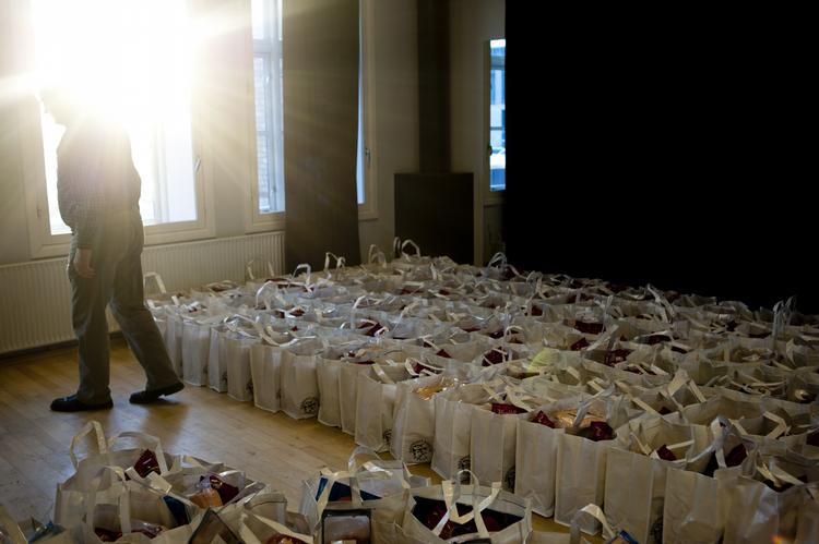 Julehjælp. Flere organisationer uddeler julehjælp til trængende og trængte familier. Her er det Børnenes Kontor, der uddelte på Brobergskolen. 