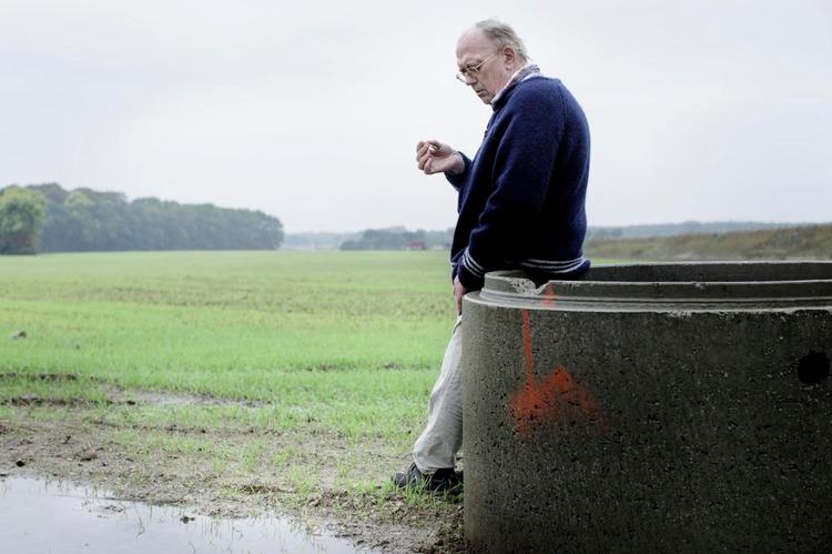 Kendt terræn. Bent Vinn Nielsen er med ’Den svævende tankbestyrer’ tilbage i sit velkendte univers, provinsen. Med sin egen snu form for hverdagsprosa får han fortalt en stor og rørende historie med tankpasser Magnus Andersen i centrum. Foto: Mads Nissen 