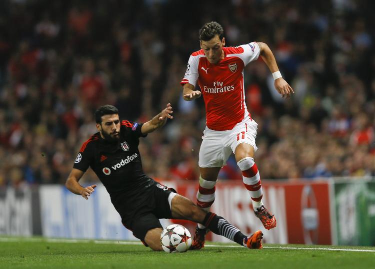 lazaret. Arsenals Mesut Özil (th) er gjort ukampdygtig med en ledbåndsskade i knæet. 