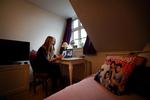 UNGDOMSLIV. Onlineverdenen er ofte noget, den unge har helt alene i fred for sine forældre. Børnerådet tvivler på, om det er klogt. 