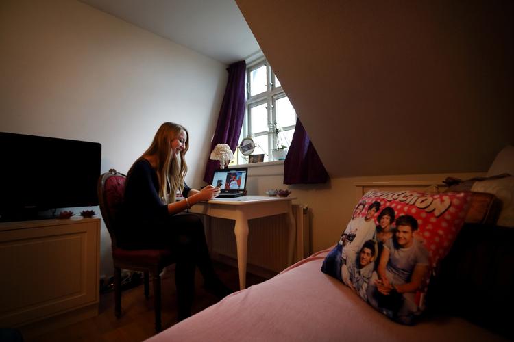 UNGDOMSLIV. Onlineverdenen er ofte noget, den unge har helt alene i fred for sine forældre. Børnerådet tvivler på, om det er klogt. 