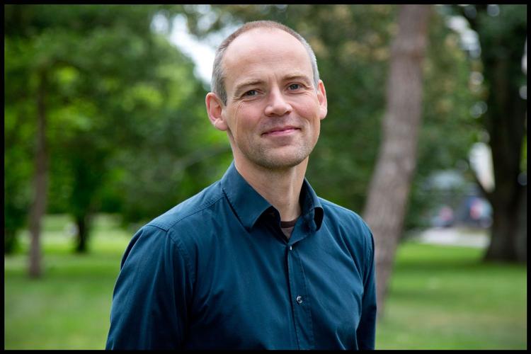 Småt. »Vores krop, naturen og vores omgivelser er baseret på det, der foregår på molekyleniveau. Nanoskopet giver os en chance for at kigge endnu dybere ind i det maskinrum«, siger Bo Wegge Laursen, der er leder af Nano-Science Center ved Københavns Universitet. 