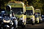 Virus. En kortege af ambulancer fragter for to dage siden den ebolasmittede præst, Miguel Pajares, videre til behandling i Madrid. En sygeplejerske, der behandlede ham er nu også smittet. 