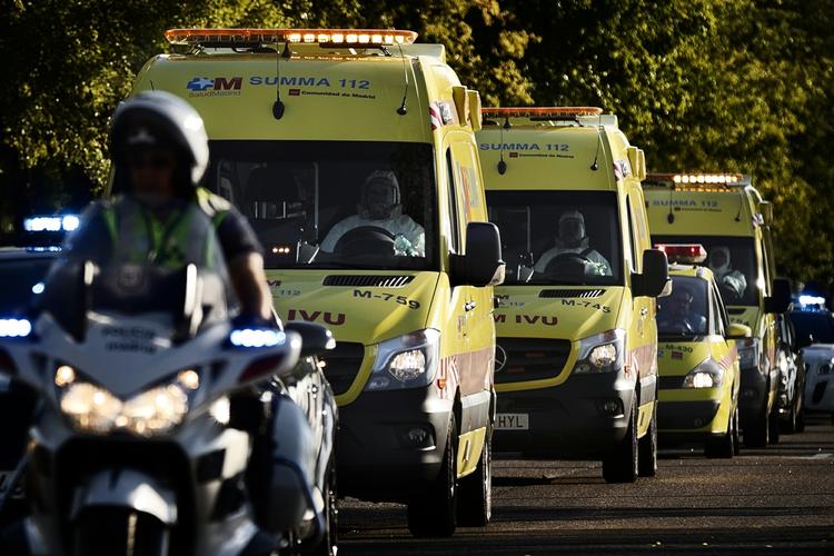Virus. En kortege af ambulancer fragter for to dage siden den ebolasmittede præst, Miguel Pajares, videre til behandling i Madrid. En sygeplejerske, der behandlede ham er nu også smittet. 