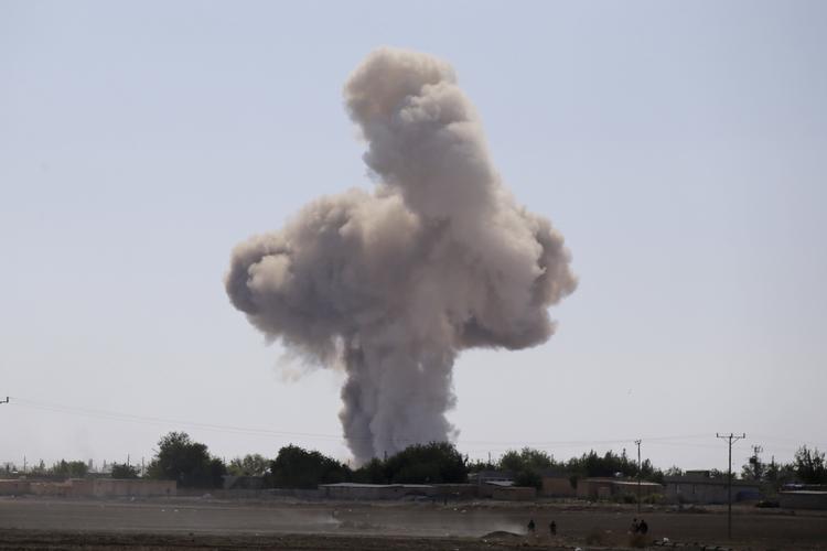 KRIG. En røgfane rejser sig efter et allieret luftbombardement af Islamisk Stat ud for Kobani. 