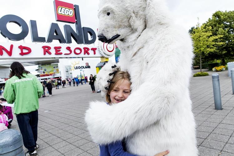 aktion. Greenpeace har blandt andet aktioneret foran Legoland i protest mod Legos samarbejde med Shell, men det er organisationens film, som har udløst de største reaktioner. 