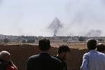 KRIG. Tilskuere betragter kampene i Kobane fra den tyrkiske side af grænsen. 