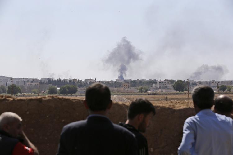 KRIG. Tilskuere betragter kampene i Kobane fra den tyrkiske side af grænsen. 