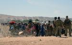 Asyl. Kurdiske flygtninge forlader det borgerkrigsramte Syrien og bevogtes af tyrkiske soldater, da de krydser grænsen ind til Tyrkiet ved Suruc. Herhjemme mener DF og LA, at asylansøgere til Danmark skal placeres i danske lejre i deres nærområde. 