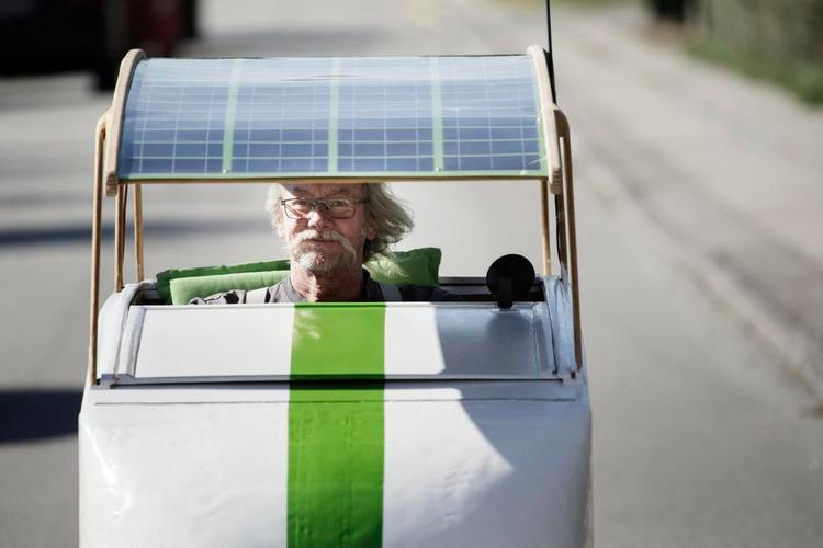Solvogn. Ian Cridland har opfundet Solvognen, der er en træudgave af en elbil med solfanger. 