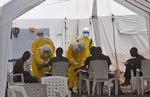 UNDERSØGELSE. Nødhjælpsarbejdere behandler ebola patienter i Liberia. 