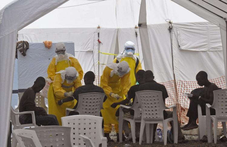 UNDERSØGELSE. Nødhjælpsarbejdere behandler ebola patienter i Liberia. 