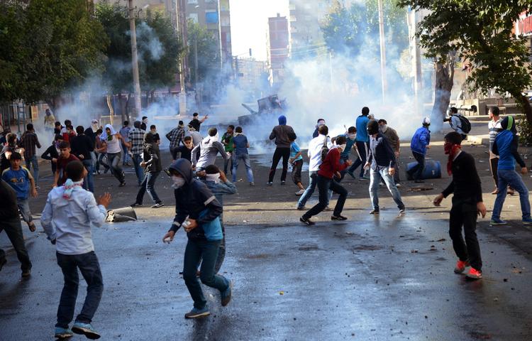 OPTØJER. Politiet bruger tåregas under uroligheder i Diyarbakir, hvor demonstranter protesterer mod Tyrkiets optræden over for krigen i Syrien. 