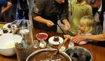 Lækkerier. Hos Chokolade Mageriet i Hillerød bliver der i efterårsferien afholdt flødebollekurser, hvor gæsterne skal kreere og pynte deres egne flødeboller. 
