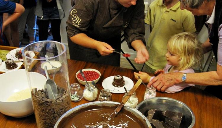Lækkerier. Hos Chokolade Mageriet i Hillerød bliver der i efterårsferien afholdt flødebollekurser, hvor gæsterne skal kreere og pynte deres egne flødeboller. 