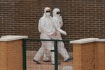 smitte. Sundhedspersonale i beskyttelsesudstyr ankommer til den hospitalsafdeling, hvor den spanske sygeplejerske, der er smittet med ebola i Madrid, ligger. 