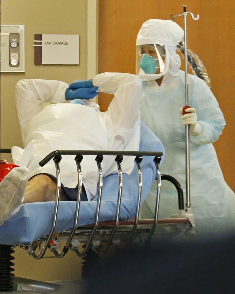 ebolafrygt. En amerikansk mand ankommer til skadestuen på Texas Health Presbyterian Hospital of Dallas i Dallas, Texas. Patienten udviser angiveligt symptomer på ebola og hævder at have været i kontakt med den mand, der i går døde i Texas af netop ebola. 