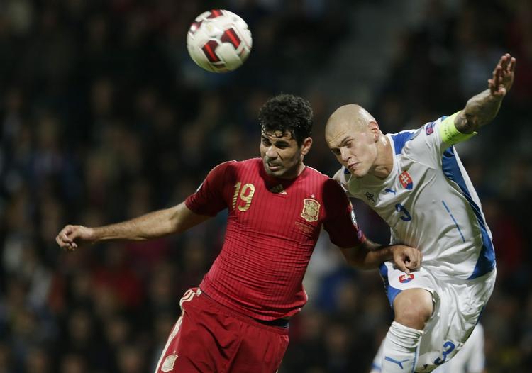 Skuffende. Stjerneangriberen Diego Costa (tv), der scorer på samlebånd i Pr. League for Chelsea, har fortsat sin første scoring på landsholdet til gode. 