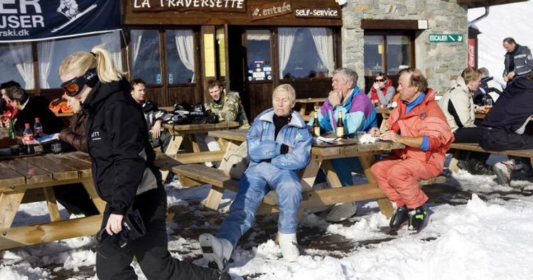 Fouragering. Skiløbere slår mave efter at have nydt et måltid på en restaurant nær La Rosière i de franske alper. Der kan imidlertid spares mange penge ved selv at lave maden på skiferien. 