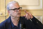 Ulykke. Patrick Modiano er født i 1945 af forældre, som lod ham vokse op på forskellige uhyggelige børnehjem.  Han har trukket på megen personlig ulykke fra de unge år i sine værker. 