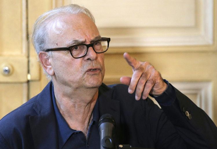 Ulykke. Patrick Modiano er født i 1945 af forældre, som lod ham vokse op på forskellige uhyggelige børnehjem.  Han har trukket på megen personlig ulykke fra de unge år i sine værker. 